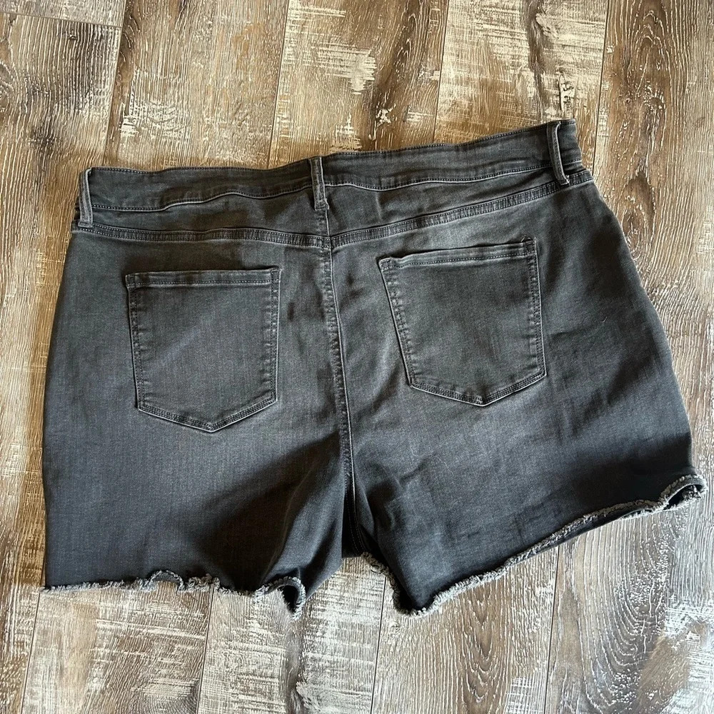 Nine West Women’s Slimming Pocket Frayed hem Denim Shorts Size 18